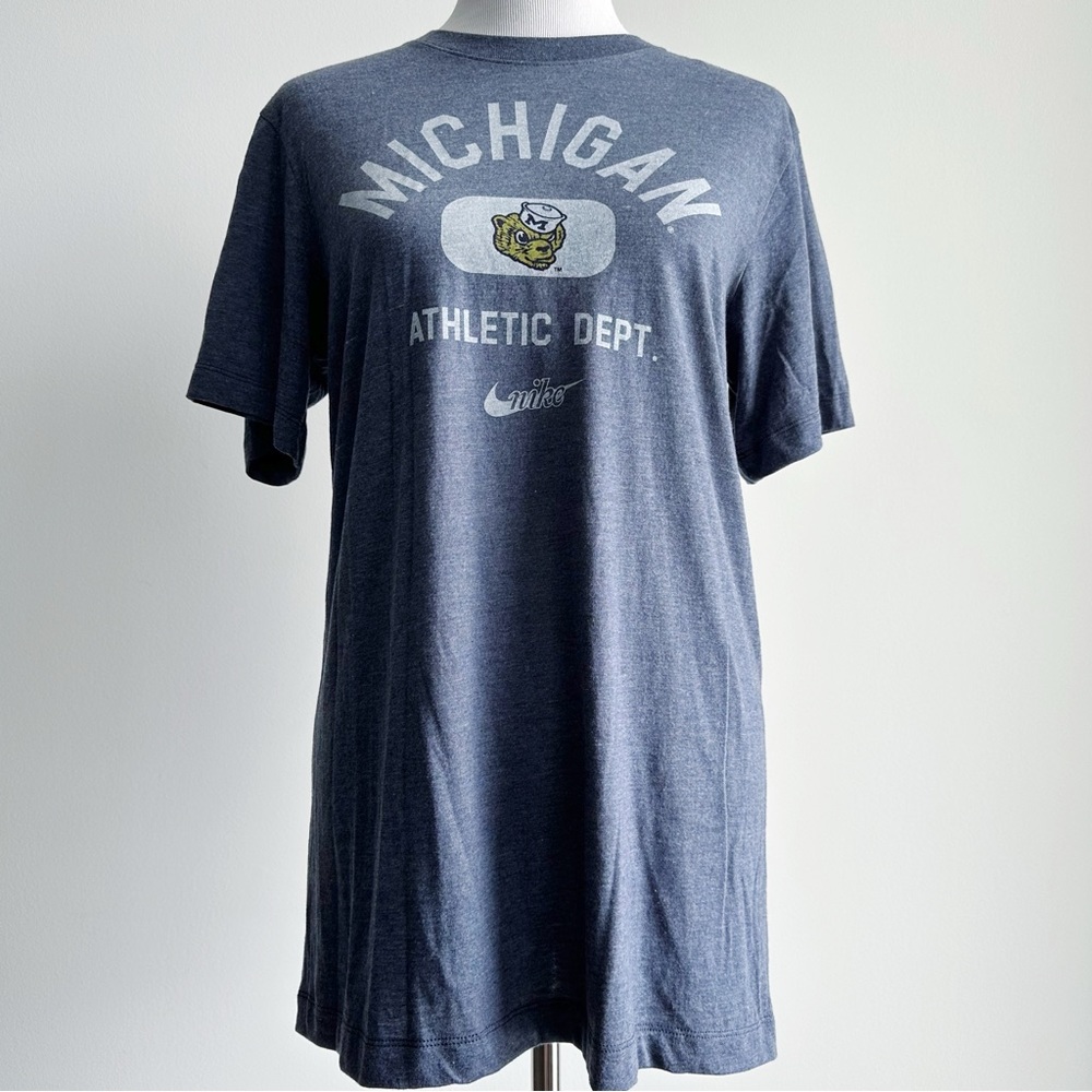 Nike Michigan Wolverines T-Shirt Mens Small NCAA Football Basketball Tee Gift